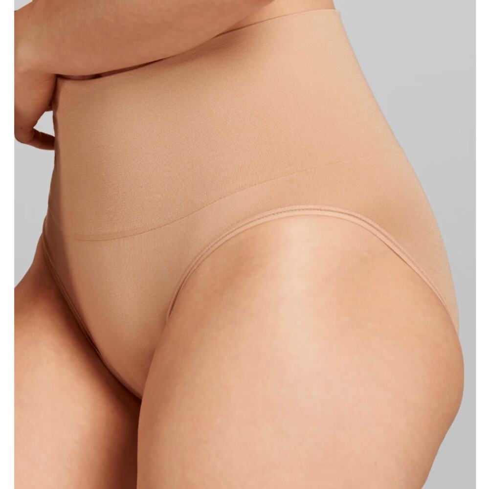 378 - NWOT SKIMS SEAMLESS SCULPT HIGH-WAISTED BRIEF - S/M